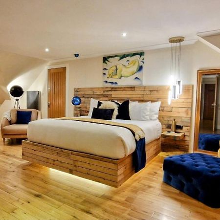 The Sleeping Dog Room At The Grumpy Schnauzer Bnb Huge Room, Luxe Suite, Private Hot Tub, Breakfast, Gym, Games Room, Farm Stay, Amazing Airdrie Dış mekan fotoğraf