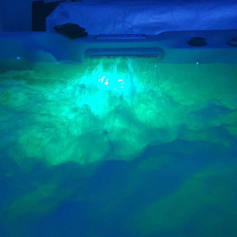 The Sleeping Dog Room At The Grumpy Schnauzer Bnb Huge Room, Luxe Suite, Private Hot Tub, Breakfast, Gym, Games Room, Farm Stay, Amazing Airdrie Dış mekan fotoğraf