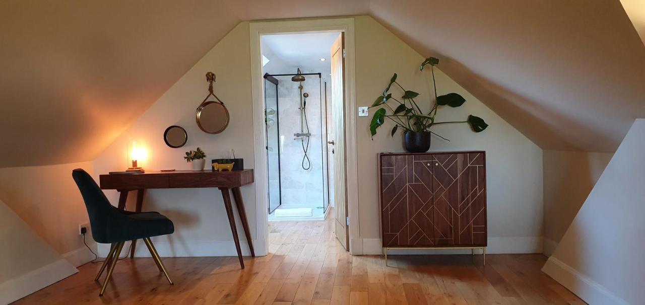 The Sleeping Dog Room At The Grumpy Schnauzer Bnb Huge Room, Luxe Suite, Private Hot Tub, Breakfast, Gym, Games Room, Farm Stay, Amazing Airdrie Dış mekan fotoğraf