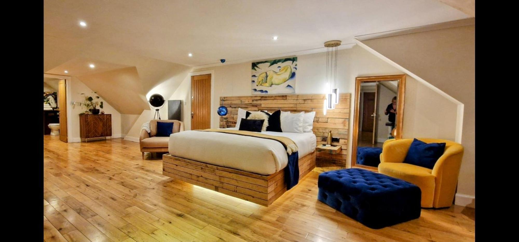 The Sleeping Dog Room At The Grumpy Schnauzer Bnb Huge Room, Luxe Suite, Private Hot Tub, Breakfast, Gym, Games Room, Farm Stay, Amazing Airdrie Dış mekan fotoğraf