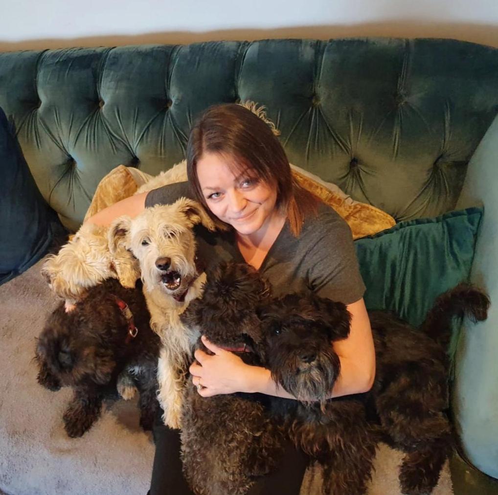 The Sleeping Dog Room At The Grumpy Schnauzer Bnb Huge Room, Luxe Suite, Private Hot Tub, Breakfast, Gym, Games Room, Farm Stay, Amazing Airdrie Oda fotoğraf